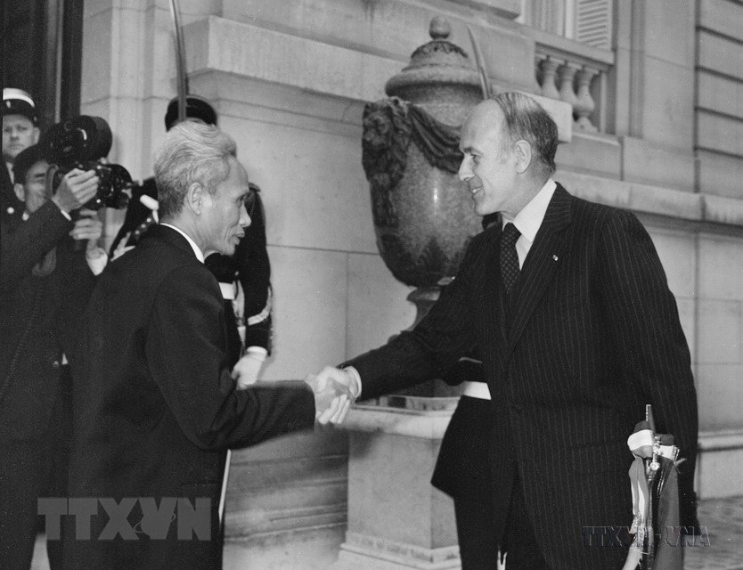 Ngày 25/4/1977, tại điện Élyseé ở Thủ đô Paris, Tổng thống Pháp Giscard d'Estaing hội đàm với Thủ tướng Phạm Văn Đồng thăm chính thức Cộng hòa Pháp. (Ảnh: Thế Trung/TTXVN) Ngày 25/4/1977, tại điện Élyseé ở Thủ đô Paris, Tổng thống Pháp Giscard d'Estaing hội đàm với Thủ tướng Phạm Văn Đồng thăm chính thức Cộng hòa Pháp. (Ảnh: Thế Trung/TTXVN)