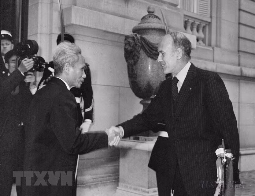 Ngày 25/4/1977, tại điện Élyseé ở Thủ đô Paris, Tổng thống Pháp Giscard d'Estaing hội đàm với Thủ tướng Phạm Văn Đồng thăm chính thức Cộng hòa Pháp. (Ảnh: Thế Trung/TTXVN)