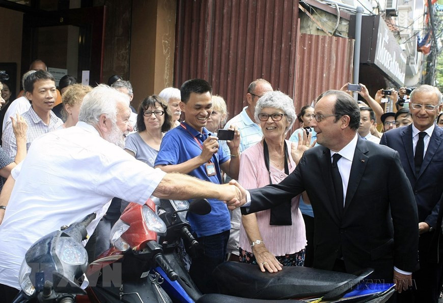 Tổng thống Pháp Francois Hollande gặp gỡ du khách quốc tế tại khu vực phố cổ Hà Nội trong chuyến thăm cấp Nhà nước tới Việt Nam, chiều 6/9/2016. (Ảnh: Phạm Kiên/TTXVN) Tổng thống Pháp Francois Hollande gặp gỡ du khách quốc tế tại khu vực phố cổ Hà Nội trong chuyến thăm cấp Nhà nước tới Việt Nam, chiều 6/9/2016. (Ảnh: Phạm Kiên/TTXVN)