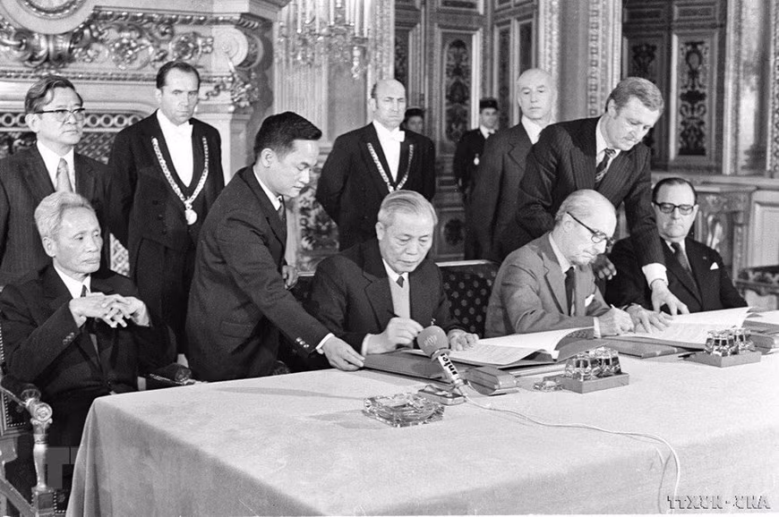 Ngày 27/4/1977, tại Bộ Ngoại giao Pháp, Bộ trưởng phụ trách công tác Dầu mỏ và Khí đốt Đinh Đức Thiện và Bộ trưởng Ngoại giao Pháp Louis de Guiringaud ký các Hiệp định hợp tác kinh tế và công nghiệp, Hiệp định hợp tác văn hóa, khoa học và kỹ thuật giữa Việt Nam - Pháp. Thủ tướng Phạm Văn Đồng và Thủ tướng Pháp Raymond Barre chứng kiến lễ ký. (Ảnh: Thế Trung/ TTXVN)