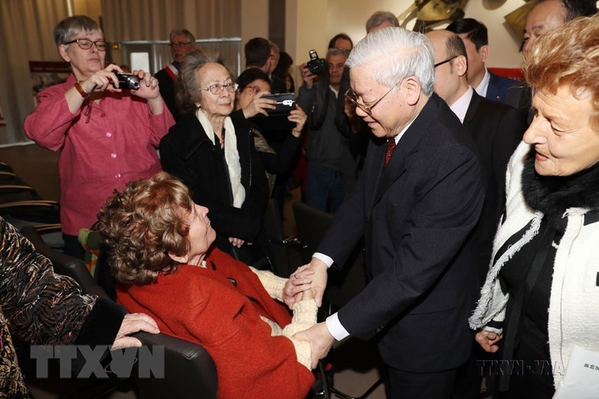 Tổng Bí thư Nguyễn Phú Trọng gặp bà Raymonde Dien - đảng viên Đảng Cộng sản Pháp, một biểu tượng của tinh thần chống cuộc chiến phi nghĩa do thực dân Pháp tiến hành ở Việt Nam, tại Tòa thị chính Choisy Le Roi nhân chuyến thăm chính thức Cộng hòa Pháp, ngày 26/3/2018. (Ảnh: Trí Dũng/TTXVN) Tổng Bí thư Nguyễn Phú Trọng gặp bà Raymonde Dien - đảng viên Đảng Cộng sản Pháp, một biểu tượng của tinh thần chống cuộc chiến phi nghĩa do thực dân Pháp tiến hành ở Việt Nam, tại Tòa thị chính Choisy Le Roi nhân chuyến thăm chính thức Cộng hòa Pháp, ngày 26/3/2018. (Ảnh: Trí Dũng/TTXVN)