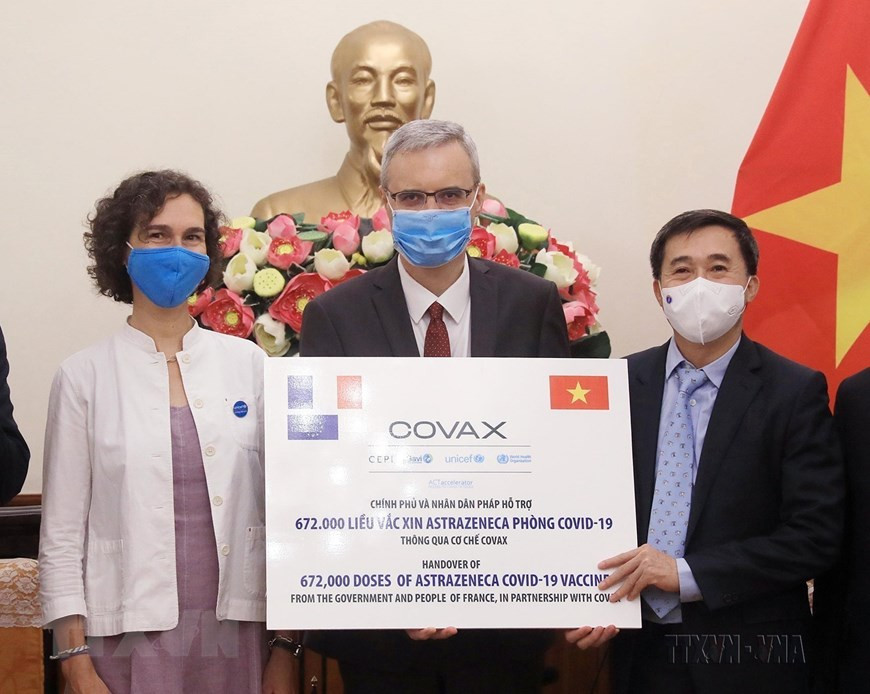 Thứ trưởng Bộ Y tế Trần Văn Thuấn tiếp nhận tượng trưng 672.000 liều vaccine AstraZeneca do Chính phủ và nhân dân Pháp ủng hộ (Hà Nội, 14/9/2021). (Ảnh: Lâm Khánh/TTXVN) Thứ trưởng Bộ Y tế Trần Văn Thuấn tiếp nhận tượng trưng 672.000 liều vaccine AstraZeneca do Chính phủ và nhân dân Pháp ủng hộ (Hà Nội, 14/9/2021). (Ảnh: Lâm Khánh/TTXVN)