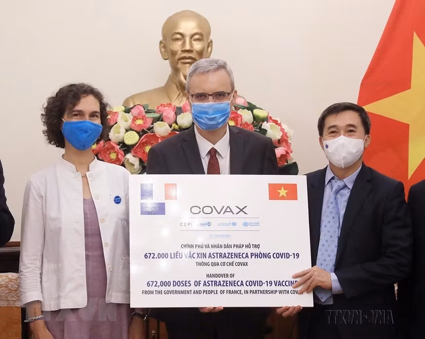 Thứ trưởng Bộ Y tế Trần Văn Thuấn tiếp nhận tượng trưng 672.000 liều vaccine AstraZeneca do Chính phủ và nhân dân Pháp ủng hộ (Hà Nội, 14/9/2021). (Ảnh: Lâm Khánh/TTXVN)