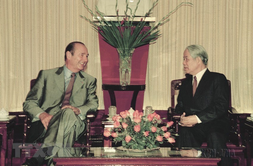 Tổng Bí thư Đỗ Mười tiếp Tổng thống Pháp Jacques Chirac thăm chính thức Việt Nam và dự Hội nghị thượng đỉnh Cộng đồng Pháp ngữ tại Hà Nội (12/11/1997). (Ảnh: Nguyễn Khang/TTXVN) Tổng Bí thư Đỗ Mười tiếp Tổng thống Pháp Jacques Chirac thăm chính thức Việt Nam và dự Hội nghị thượng đỉnh Cộng đồng Pháp ngữ tại Hà Nội (12/11/1997). (Ảnh: Nguyễn Khang/TTXVN)