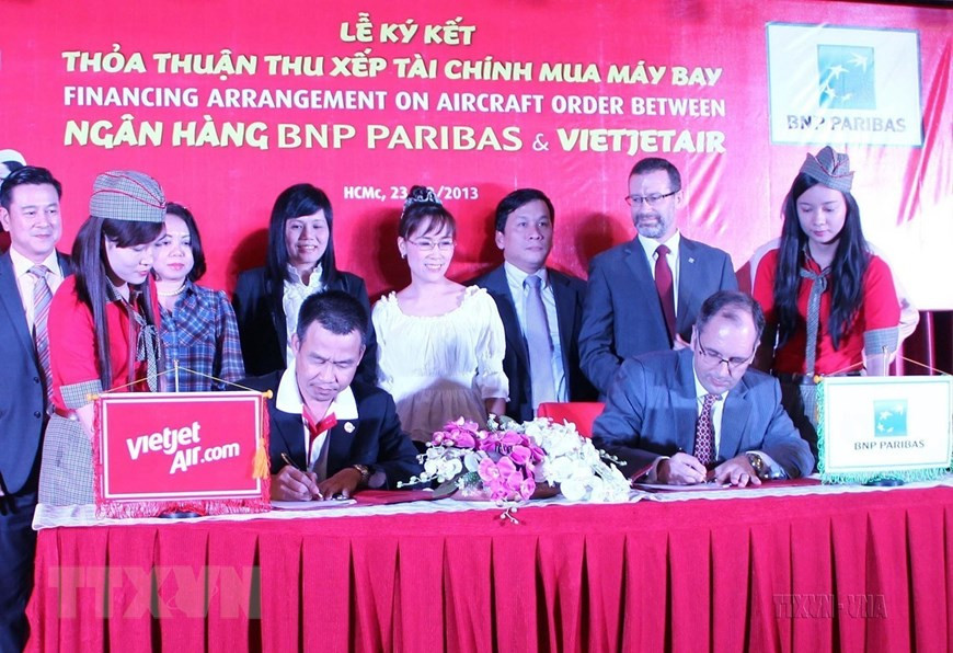 Lễ ký kết Thỏa thuận thu xếp tài chính mua máy bay giữa Hãng hàng không VietjetAir và Ngân hàng BNP Paribas của Pháp (Thành phố Hồ Chí Minh, 23/12/2013). (Nguồn: TTXVN phát) Lễ ký kết Thỏa thuận thu xếp tài chính mua máy bay giữa Hãng hàng không VietjetAir và Ngân hàng BNP Paribas của Pháp (Thành phố Hồ Chí Minh, 23/12/2013). (Nguồn: TTXVN phát)