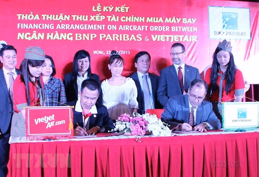 Lễ ký kết Thỏa thuận thu xếp tài chính mua máy bay giữa Hãng hàng không VietjetAir và Ngân hàng BNP Paribas của Pháp (Thành phố Hồ Chí Minh, 23/12/2013). (Nguồn: TTXVN phát)