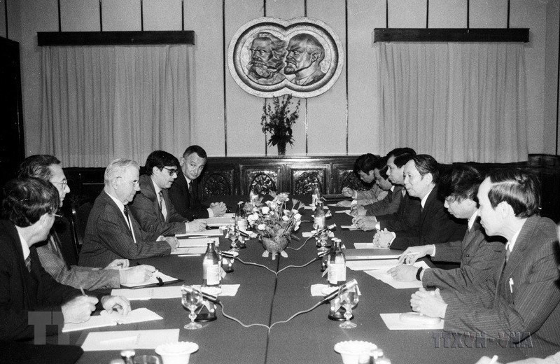 Đồng chí Hồng Hà, Bí thư Trung ương Đảng, Trưởng Ban Đối ngoại Trung ương hội đàm với đồng chí Gaston Plissonnier, Ủy viên Trung ương Đảng Cộng sản Pháp thăm Việt Nam (Hà Nội, 24/2/1992). (Ảnh: Xuân Lâm /TTXVN) Đồng chí Hồng Hà, Bí thư Trung ương Đảng, Trưởng Ban Đối ngoại Trung ương hội đàm với đồng chí Gaston Plissonnier, Ủy viên Trung ương Đảng Cộng sản Pháp thăm Việt Nam (Hà Nội, 24/2/1992). (Ảnh: Xuân Lâm /TTXVN)