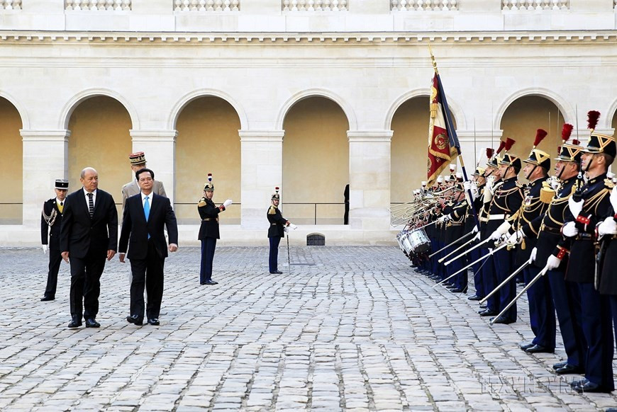 Lễ đón Thủ tướng Nguyễn Tấn Dũng thăm chính thức Cộng hòa Pháp từ 24-26/9/2013 được tổ chức trọng thể tại Điện Invalides (Paris, 24/9/2013). (Ảnh: Đức Tám/TTXVN) Lễ đón Thủ tướng Nguyễn Tấn Dũng thăm chính thức Cộng hòa Pháp từ 24-26/9/2013 được tổ chức trọng thể tại Điện Invalides (Paris, 24/9/2013). (Ảnh: Đức Tám/TTXVN)