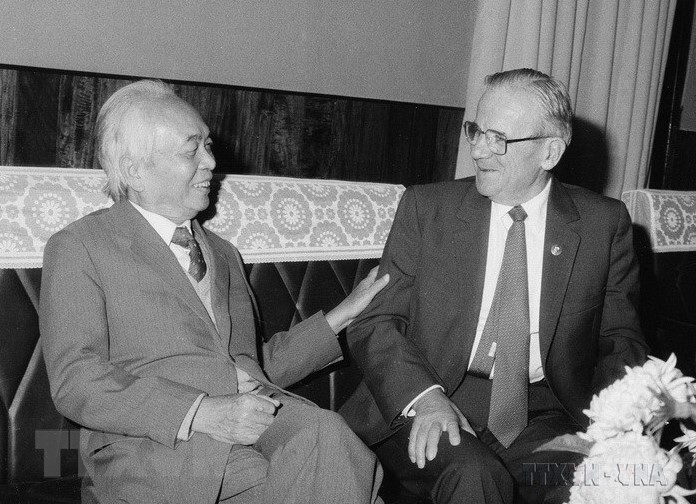Ngày 7/12/1988, tại Hà Nội, Phó Chủ tịch Hội đồng Bộ trưởng Võ Nguyên Giáp tiếp thân mật đồng chí Gaston Plissonnier, Ủy viên Bộ Chính trị, Bí thư Trung ương Đảng Cộng sản Pháp. (Ảnh: Kim Hùng/TTXVN) Ngày 7/12/1988, tại Hà Nội, Phó Chủ tịch Hội đồng Bộ trưởng Võ Nguyên Giáp tiếp thân mật đồng chí Gaston Plissonnier, Ủy viên Bộ Chính trị, Bí thư Trung ương Đảng Cộng sản Pháp. (Ảnh: Kim Hùng/TTXVN)