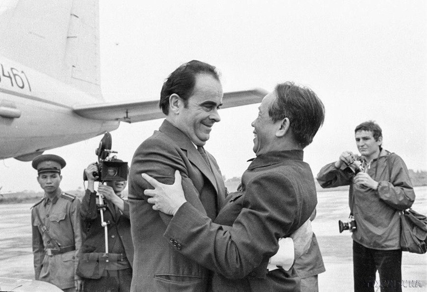 Đồng chí Lê Duẩn, Bí thư thứ nhất BCHTW Đảng Cộng sản Việt Nam ra sân bay Gia Lâm đón Tổng Bí thư Georges Marchais dẫn đầu Đoàn đại biểu Đảng Cộng sản Pháp sang thăm Việt Nam (Hà Nội, 10/11/1973). (Ảnh: TTXVN) Đồng chí Lê Duẩn, Bí thư thứ nhất BCHTW Đảng Cộng sản Việt Nam ra sân bay Gia Lâm đón Tổng Bí thư Georges Marchais dẫn đầu Đoàn đại biểu Đảng Cộng sản Pháp sang thăm Việt Nam (Hà Nội, 10/11/1973). (Ảnh: TTXVN)