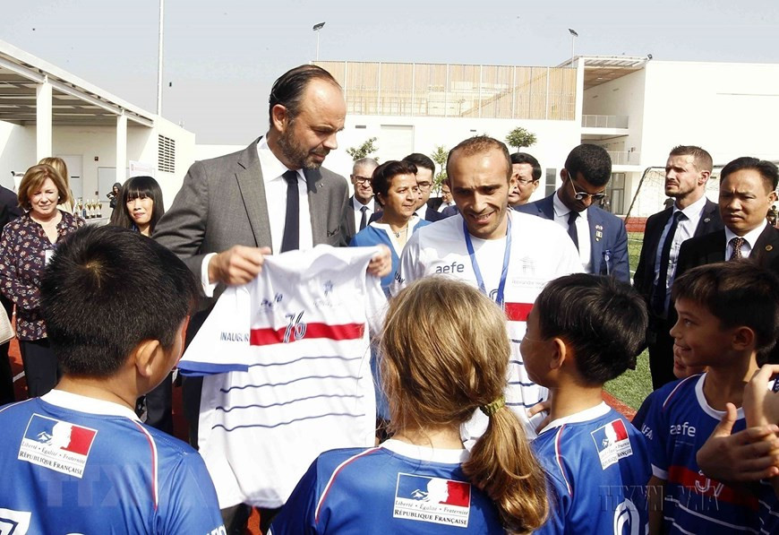 Học sinh Trường Quốc tế Pháp Alexandre Yersin (quận Long Biên, Hà Nội) tặng Thủ tướng Pháp Édouard Philippe chiếc áo thể thao nhân dịp Thủ tướng đến thăm và cắt băng khánh thành trường ngày 3/11/2018. (Ảnh: Văn Điệp/TTXVN) Học sinh Trường Quốc tế Pháp Alexandre Yersin (quận Long Biên, Hà Nội) tặng Thủ tướng Pháp Édouard Philippe chiếc áo thể thao nhân dịp Thủ tướng đến thăm và cắt băng khánh thành trường ngày 3/11/2018. (Ảnh: Văn Điệp/TTXVN)