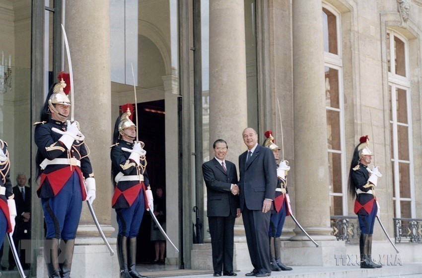 Tổng thống Jacques Chirac đón Tổng Bí thư Nông Đức Mạnh thăm chính thức Cộng hòa Pháp (Paris, 7/6/2005). (Ảnh: Xuân Tuân/TTXVN) Tổng thống Jacques Chirac đón Tổng Bí thư Nông Đức Mạnh thăm chính thức Cộng hòa Pháp (Paris, 7/6/2005). (Ảnh: Xuân Tuân/TTXVN)