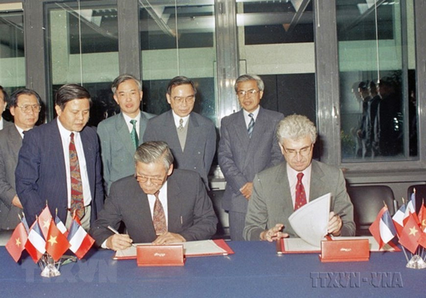 Bộ trưởng, Chủ nhiệm Ủy ban Kế hoạch Nhà nước Đỗ Quốc Sam và Bộ trưởng Tài chính Pháp Edmond Alphandéry ký Nghị định thư tài chính 1993 giữa 2 chính phủ hai nước, trước sự chứng kiến của Thủ tướng Phan Văn Khải (Paris, 8/11/1993). (Ảnh: Kim Hùng/TTXVN) Bộ trưởng, Chủ nhiệm Ủy ban Kế hoạch Nhà nước Đỗ Quốc Sam và Bộ trưởng Tài chính Pháp Edmond Alphandéry ký Nghị định thư tài chính 1993 giữa 2 chính phủ hai nước, trước sự chứng kiến của Thủ tướng Phan Văn Khải (Paris, 8/11/1993). (Ảnh: Kim Hùng/TTXVN)