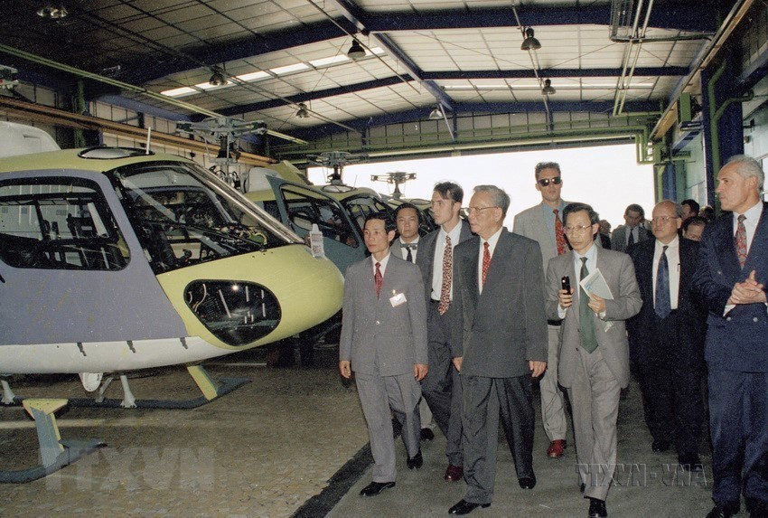 Ngày 10/5/1995, Chủ tịch nước Lê Đức Anh thăm phân xưởng lắp ráp máy bay của hãng chế tạo máy bay lên thẳng Eurocopter tại thành phố Marseille, trong chuyến thăm chính thức Cộng hòa Pháp. (Ảnh: Cao Phong/TTXVN) Ngày 10/5/1995, Chủ tịch nước Lê Đức Anh thăm phân xưởng lắp ráp máy bay của hãng chế tạo máy bay lên thẳng Eurocopter tại thành phố Marseille, trong chuyến thăm chính thức Cộng hòa Pháp. (Ảnh: Cao Phong/TTXVN)