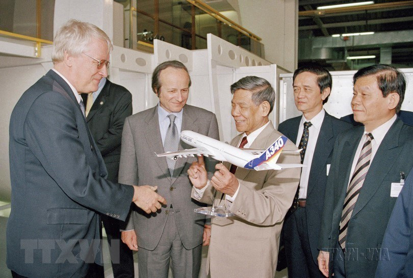Đại diện Tập đoàn Airbus tặng Tổng Bí thư Lê Khả Phiêu mô hình chiếc máy bay A340 khi Tổng Bí thư và đoàn Việt Nam đến thăm trụ sở Tập đoàn ở thành phố Toulouse, trong chuyến thăm chính thức Cộng hòa Pháp từ 21/5 đến 25/5/2000. (Ảnh: Cao Phong/TTXVN) Đại diện Tập đoàn Airbus tặng Tổng Bí thư Lê Khả Phiêu mô hình chiếc máy bay A340 khi Tổng Bí thư và đoàn Việt Nam đến thăm trụ sở Tập đoàn ở thành phố Toulouse, trong chuyến thăm chính thức Cộng hòa Pháp từ 21/5 đến 25/5/2000. (Ảnh: Cao Phong/TTXVN)
