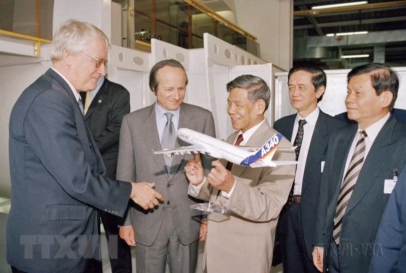 Đại diện Tập đoàn Airbus tặng Tổng Bí thư Lê Khả Phiêu mô hình chiếc máy bay A340 khi Tổng Bí thư và đoàn Việt Nam đến thăm trụ sở Tập đoàn ở thành phố Toulouse, trong chuyến thăm chính thức Cộng hòa Pháp từ 21/5 đến 25/5/2000. (Ảnh: Cao Phong/TTXVN)