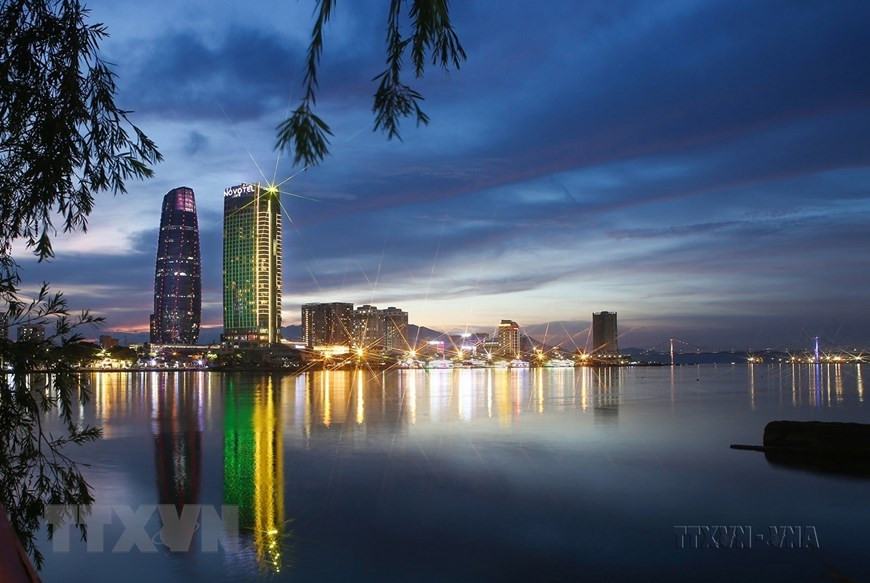 Tọa lạc bên bờ Tây sông Hàn thơ mộng, liền kề với trung tâm hành chính của Đà Nẵng, khách sạn Novotel Đà Nẵng là điểm đến lý tưởng cho các doanh nhân lẫn du khách. Đây là khách sạn đầu tiên đạt tiêu chuẩn quốc tế của thành phố, dưới sự quản lý bởi tập đoàn Accor danh tiếng của Pháp. (Ảnh: TTXVN) Tọa lạc bên bờ Tây sông Hàn thơ mộng, liền kề với trung tâm hành chính của Đà Nẵng, khách sạn Novotel Đà Nẵng là điểm đến lý tưởng cho các doanh nhân lẫn du khách. Đây là khách sạn đầu tiên đạt tiêu chuẩn quốc tế của thành phố, dưới sự quản lý bởi tập đoàn Accor danh tiếng của Pháp. (Ảnh: TTXVN)