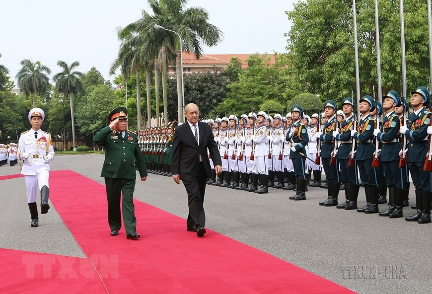 Bộ trưởng Quốc phòng Ngô Xuân Lịch chủ trì lễ đón Bộ trưởng Quốc phòng Pháp Jean-Yves Le Drian thăm chính thức Việt Nam (Hà Nội, 6/6/2016). (Ảnh: Trọng Đức/TTXVN) Bộ trưởng Quốc phòng Ngô Xuân Lịch chủ trì lễ đón Bộ trưởng Quốc phòng Pháp Jean-Yves Le Drian thăm chính thức Việt Nam (Hà Nội, 6/6/2016). (Ảnh: Trọng Đức/TTXVN)