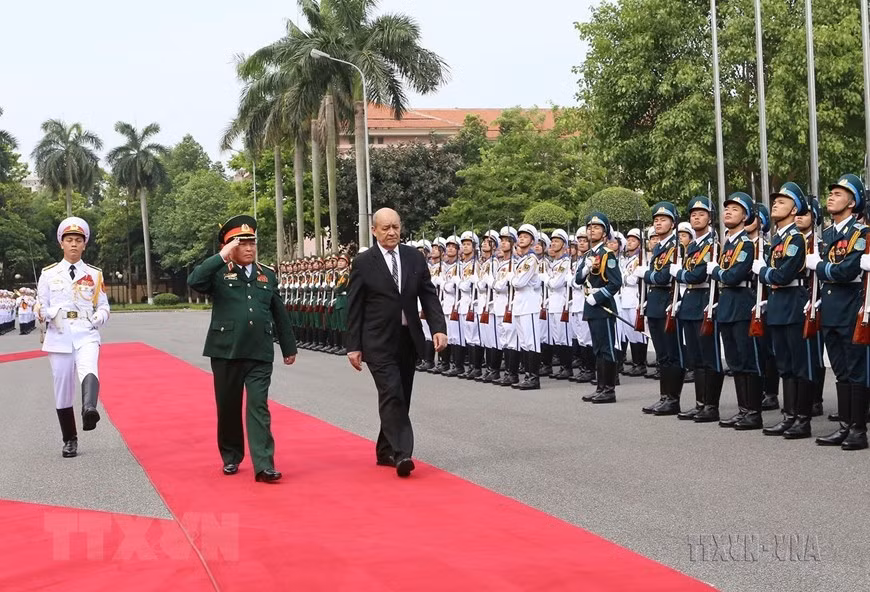 Bộ trưởng Quốc phòng Ngô Xuân Lịch chủ trì lễ đón Bộ trưởng Quốc phòng Pháp Jean-Yves Le Drian thăm chính thức Việt Nam (Hà Nội, 6/6/2016). (Ảnh: Trọng Đức/TTXVN)
