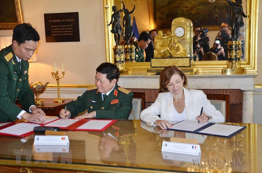 Bộ trưởng Quốc phòng Ngô Xuân Lịch và Bộ trưởng Quốc phòng Pháp Florence Parly ký kết thỏa thuận hợp tác quốc phòng giữa hai nước (Paris, 17/9/2018). (Ảnh: Toàn Trí/TTXVN) Bộ trưởng Quốc phòng Ngô Xuân Lịch và Bộ trưởng Quốc phòng Pháp Florence Parly ký kết thỏa thuận hợp tác quốc phòng giữa hai nước (Paris, 17/9/2018). (Ảnh: Toàn Trí/TTXVN)