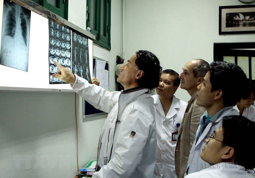 Chuyên gia Pháp và bác sỹ Bệnh viện Hữu nghị Việt Đức chẩn đoán hình ảnh của người bệnh trong khuôn khổ khóa đào tạo “Tăng cường năng lực chẩn đoán, điều trị bệnh lý tĩnh mạch và các bệnh về tĩnh mạch (Hà Nội, 21/11/2013). (Ảnh: Dương Ngọc/TTXVN) Chuyên gia Pháp và bác sỹ Bệnh viện Hữu nghị Việt Đức chẩn đoán hình ảnh của người bệnh trong khuôn khổ khóa đào tạo “Tăng cường năng lực chẩn đoán, điều trị bệnh lý tĩnh mạch và các bệnh về tĩnh mạch (Hà Nội, 21/11/2013). (Ảnh: Dương Ngọc/TTXVN)