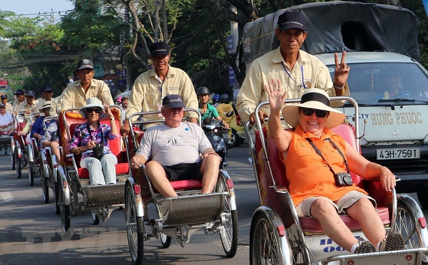 Du khách Pháp đi xích lô tham quan thành phố Đà Nẵng. (Ảnh: Trần Lê Lâm/TTXVN) Du khách Pháp đi xích lô tham quan thành phố Đà Nẵng. (Ảnh: Trần Lê Lâm/TTXVN)