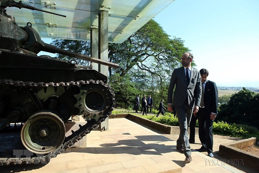 Trong chuyến thăm chính thức Việt Nam, chiều 3/11/2018, Thủ tướng Pháp Édouard Philippe đến thăm khu di tích Đồi A1 tại thành phố Điện Biên Phủ, tỉnh Điện Biên. (Ảnh: Phan Tuấn Anh/TTXVN) Trong chuyến thăm chính thức Việt Nam, chiều 3/11/2018, Thủ tướng Pháp Édouard Philippe đến thăm khu di tích Đồi A1 tại thành phố Điện Biên Phủ, tỉnh Điện Biên. (Ảnh: Phan Tuấn Anh/TTXVN)