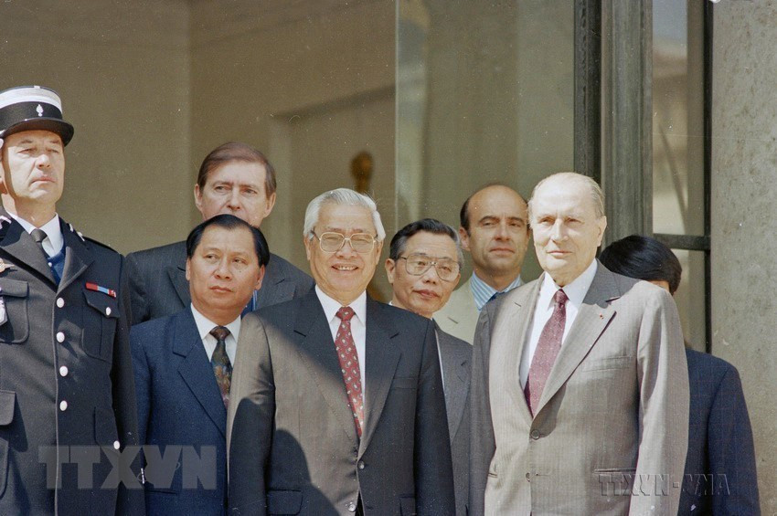 Tổng thống Francois Mitterrand tiếp Thủ tướng Võ Văn Kiệt thăm chính thức Cộng hòa Pháp từ 23 đến 28/6/1993 (Paris, 25/6/1993). ( Ảnh: Minh Đạo/TTXVN) Tổng thống Francois Mitterrand tiếp Thủ tướng Võ Văn Kiệt thăm chính thức Cộng hòa Pháp từ 23 đến 28/6/1993 (Paris, 25/6/1993). ( Ảnh: Minh Đạo/TTXVN)