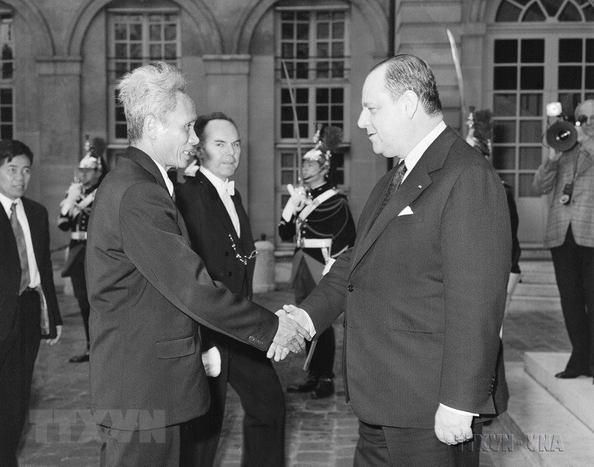 Chiều 25/4/1977, tại Paris, Thủ tướng Pháp Raymond Barre mở tiệc chiêu đãi trọng thể Thủ tướng Phạm Văn Đồng thăm chính thức Cộng hòa Pháp. (Ảnh: Thế Trung/TTXVN) Chiều 25/4/1977, tại Paris, Thủ tướng Pháp Raymond Barre mở tiệc chiêu đãi trọng thể Thủ tướng Phạm Văn Đồng thăm chính thức Cộng hòa Pháp. (Ảnh: Thế Trung/TTXVN)