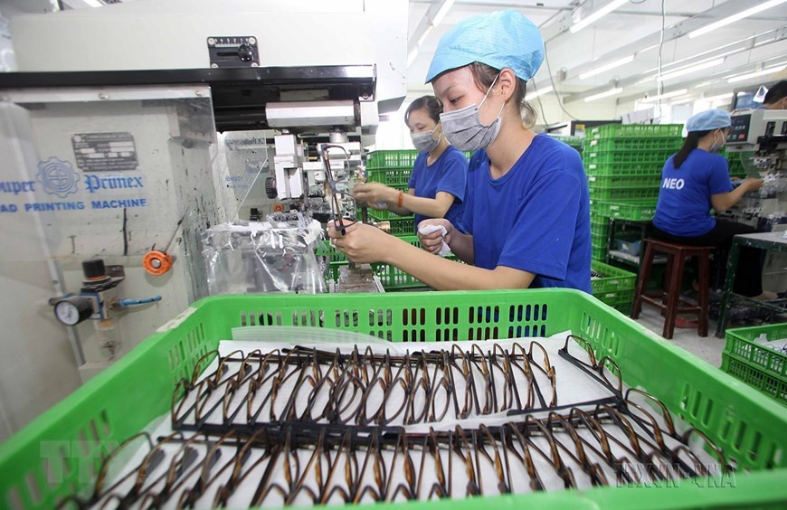 Công ty trách nhiệm hữu hạn Neo Optical (vốn đầu tư của Pháp) ở thị trấn Neo, huyện Yên Dũng, tỉnh Bắc Giang chuyên gia công sản phẩm trong lĩnh vực kính mắt xuất khẩu, tạo việc làm cho hàng trăm lao động. (Ảnh: Trần Việt/TTXVN) Công ty trách nhiệm hữu hạn Neo Optical (vốn đầu tư của Pháp) ở thị trấn Neo, huyện Yên Dũng, tỉnh Bắc Giang chuyên gia công sản phẩm trong lĩnh vực kính mắt xuất khẩu, tạo việc làm cho hàng trăm lao động. (Ảnh: Trần Việt/TTXVN)