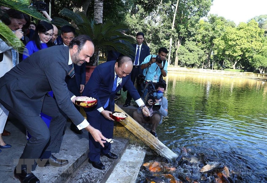 Thủ tướng Nguyễn Xuân Phúc cùng Thủ tướng Pháp Édouard Philippe thăm ao cá Bác Hồ tại Khu Di tích Chủ tịch Hồ Chí Minh tại Phủ Chủ tịch (2/11/2018). (Ảnh: Thống Nhất/TTXVN) Thủ tướng Nguyễn Xuân Phúc cùng Thủ tướng Pháp Édouard Philippe thăm ao cá Bác Hồ tại Khu Di tích Chủ tịch Hồ Chí Minh tại Phủ Chủ tịch (2/11/2018). (Ảnh: Thống Nhất/TTXVN)