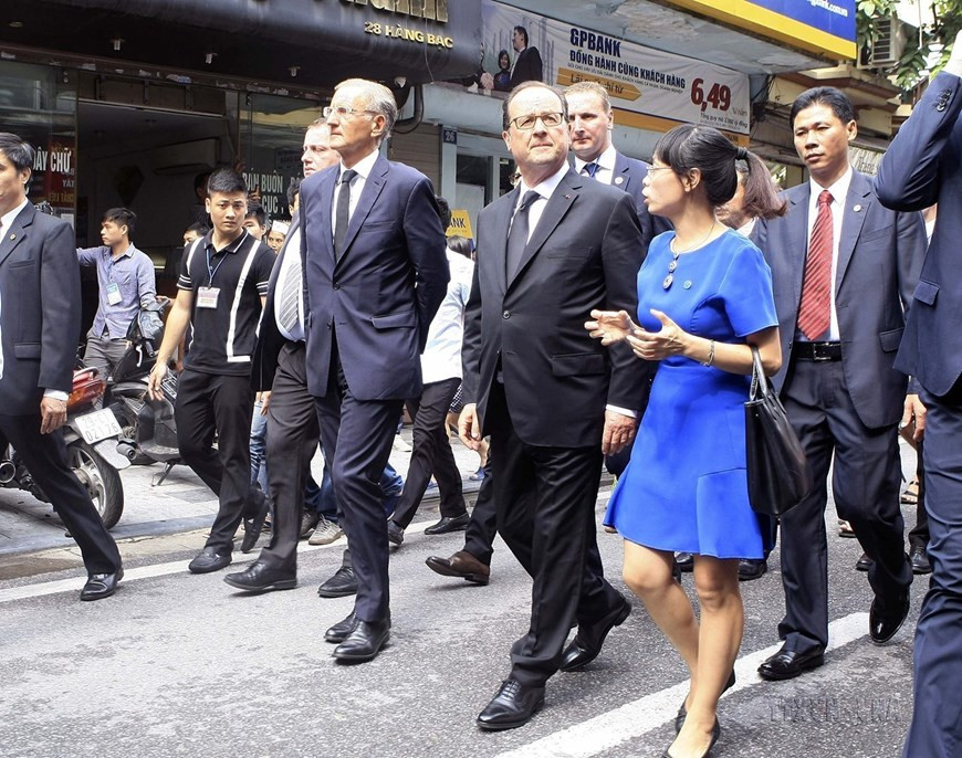 Tổng thống Pháp Francois Hollande đi bộ tham quan phố cổ Hà Nội trong chuyến thăm cấp Nhà nước tới Việt Nam, chiều 6/9/2016. (Ảnh: Phạm Kiên/TTXVN) Tổng thống Pháp Francois Hollande đi bộ tham quan phố cổ Hà Nội trong chuyến thăm cấp Nhà nước tới Việt Nam, chiều 6/9/2016. (Ảnh: Phạm Kiên/TTXVN)