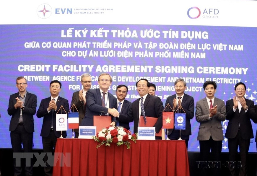 Phó Tổng giám đốc Tập đoàn Điện lực Việt Nam (EVN) Nguyễn Xuân Nam và Giám đốc Cơ quan Phát triển Pháp (AFD) tại Việt Nam Herve Conan ký kết Thỏa ước tín dụng cho khoản vay ưu đãi không bảo lãnh Chính phủ trị giá 80 triệu euro cho Dự án lưới điện phân phối miền Nam do Tổng Công ty Điện lực miền Nam làm chủ đầu tư. (Ảnh: TTXVN) Phó Tổng giám đốc Tập đoàn Điện lực Việt Nam (EVN) Nguyễn Xuân Nam và Giám đốc Cơ quan Phát triển Pháp (AFD) tại Việt Nam Herve Conan ký kết Thỏa ước tín dụng cho khoản vay ưu đãi không bảo lãnh Chính phủ trị giá 80 triệu euro cho Dự án lưới điện phân phối miền Nam do Tổng Công ty Điện lực miền Nam làm chủ đầu tư. (Ảnh: TTXVN)