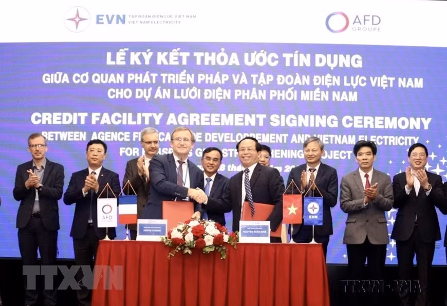 Phó Tổng giám đốc Tập đoàn Điện lực Việt Nam (EVN) Nguyễn Xuân Nam và Giám đốc Cơ quan Phát triển Pháp (AFD) tại Việt Nam Herve Conan ký kết Thỏa ước tín dụng cho khoản vay ưu đãi không bảo lãnh Chính phủ trị giá 80 triệu euro cho Dự án lưới điện phân phối miền Nam do Tổng Công ty Điện lực miền Nam làm chủ đầu tư. (Ảnh: TTXVN)