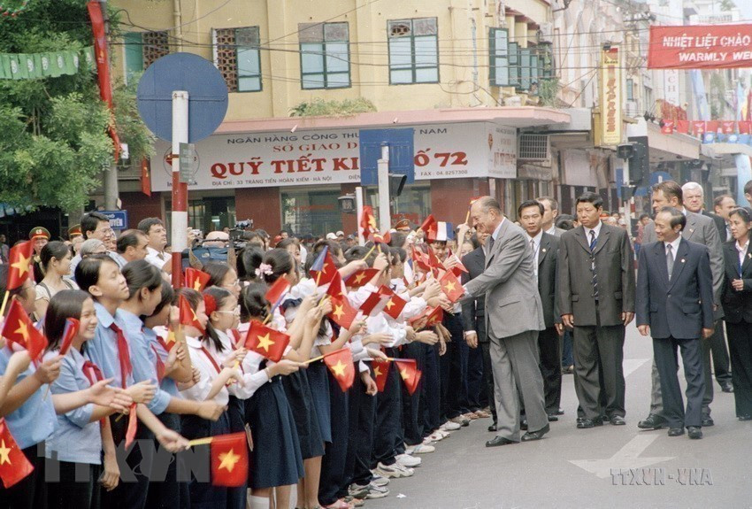 Tổng thống Pháp Jacques Chirac gặp gỡ học sinh, sinh viên biết tiếng Pháp tại Trung tâm Văn hóa Pháp (Hà Nội), trong chuyến thăm chính thức Việt Nam (7/10/2004). (Ảnh: Nhan Sáng/TTXVN) Tổng thống Pháp Jacques Chirac gặp gỡ học sinh, sinh viên biết tiếng Pháp tại Trung tâm Văn hóa Pháp (Hà Nội), trong chuyến thăm chính thức Việt Nam (7/10/2004). (Ảnh: Nhan Sáng/TTXVN)