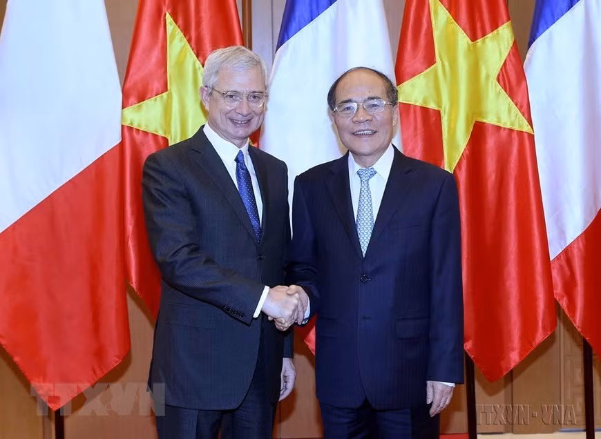 Chủ tịch Quốc hội Nguyễn Sinh Hùng đón và hội đàm với Chủ tịch Quốc hội Pháp Claude Bartolone thăm chính thức Việt Nam (Hà Nội, 18/3/2016). (Ảnh: Nhan Sáng/TTXVN)