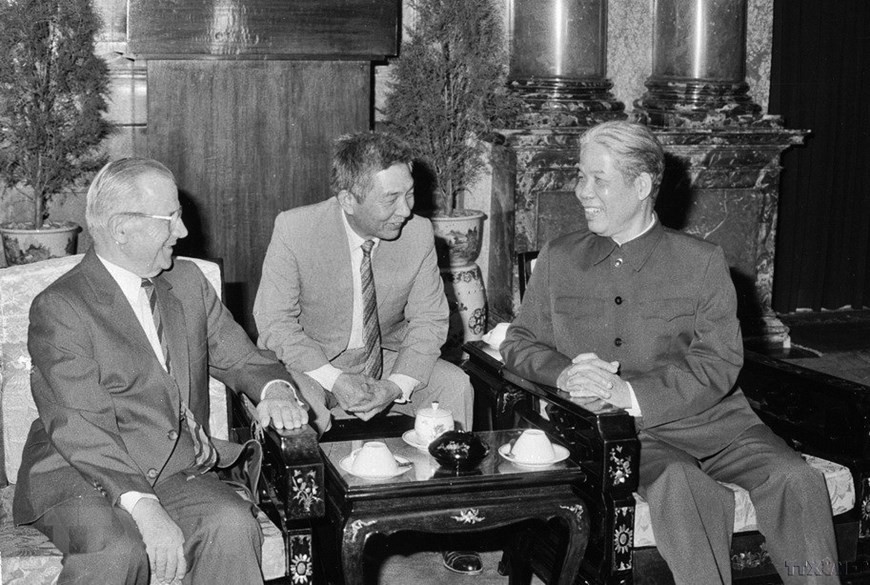 Ngày 7/12/1988, tại Phủ Chủ tịch, đồng chí Đỗ Mười, Ủy viên Bộ Chính trị, Chủ tịch HĐBT tiếp thân mật đồng chí Gaston Plissonnier, Ủy viên Bộ Chính trị, Bí thư Trung ương Đảng Cộng sản Pháp. (Ảnh: Kim Hùng/TTXVN) Ngày 7/12/1988, tại Phủ Chủ tịch, đồng chí Đỗ Mười, Ủy viên Bộ Chính trị, Chủ tịch HĐBT tiếp thân mật đồng chí Gaston Plissonnier, Ủy viên Bộ Chính trị, Bí thư Trung ương Đảng Cộng sản Pháp. (Ảnh: Kim Hùng/TTXVN)