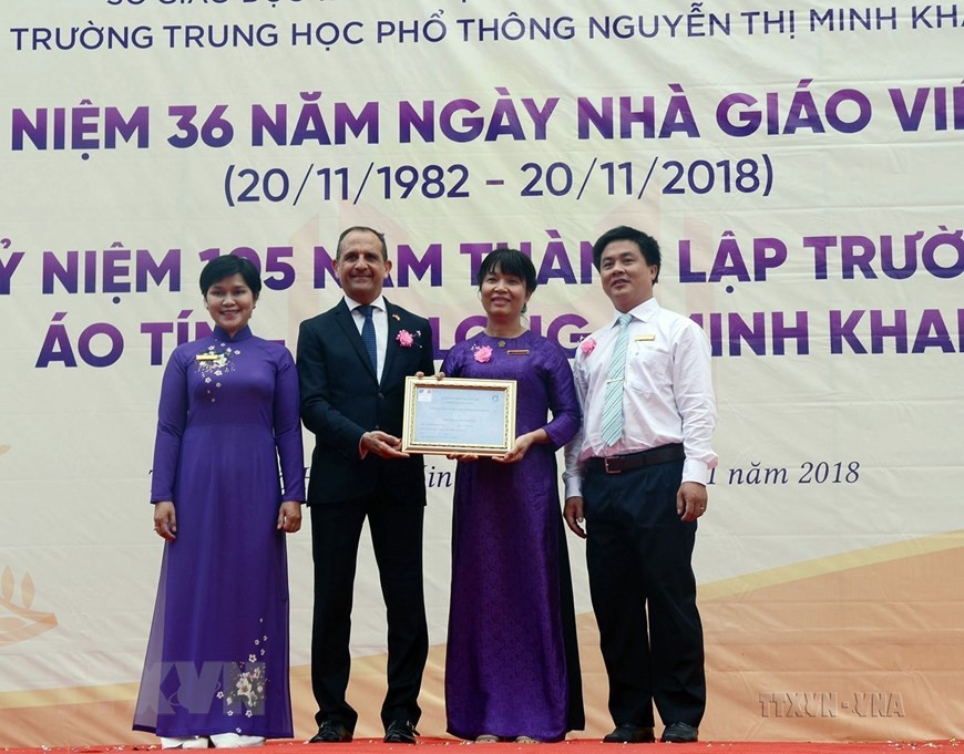 Ngày 19/11/2018, Tổng Lãnh sự Pháp tại Thành phố Hồ Chí Minh Vincent Floreani trao nhãn hiệu Label France Education “về chất lượng giảng dạy tiếng Pháp trong chương trình song ngữ tiếng Pháp cho đại diện Trường Trung học phổ thông Nguyễn Thị Minh Khai. (Ảnh: TTXVN phát) Ngày 19/11/2018, Tổng Lãnh sự Pháp tại Thành phố Hồ Chí Minh Vincent Floreani trao nhãn hiệu Label France Education “về chất lượng giảng dạy tiếng Pháp trong chương trình song ngữ tiếng Pháp cho đại diện Trường Trung học phổ thông Nguyễn Thị Minh Khai. (Ảnh: TTXVN phát)