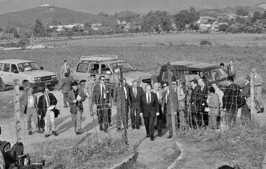 Chiều 10/2/1992, Tổng thống Pháp Francois Mitterrand đến thăm hầm De Castrie ở Điện Biên Phủ trong chuyến thăm hữu nghị Việt Nam. (Ảnh: Trung Dung/TTXVN) Chiều 10/2/1992, Tổng thống Pháp Francois Mitterrand đến thăm hầm De Castrie ở Điện Biên Phủ trong chuyến thăm hữu nghị Việt Nam. (Ảnh: Trung Dung/TTXVN)