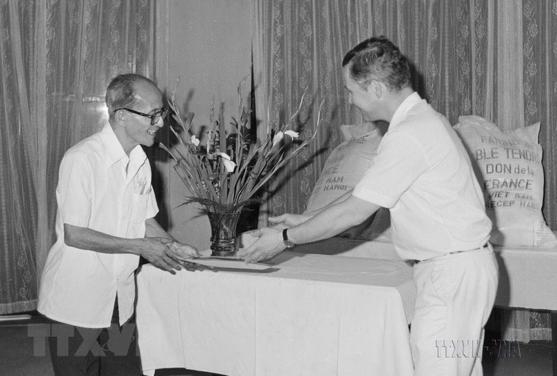 Sáng 22/8/1985, tại Hải Phòng, ông Patrick Amiot, đại diện lâm thời Cộng hòa Pháp tại Việt Nam thay mặt Chính phủ Pháp trao tượng trưng 5110 tấn bột mì của Chính phủ Pháp giúp nhân dân Việt Nam. Ông Phạm Xuân Hương, đại diện Bộ lương thực tiếp nhận. (Ảnh: Nguyễn Thụ/TTXVN) Sáng 22/8/1985, tại Hải Phòng, ông Patrick Amiot, đại diện lâm thời Cộng hòa Pháp tại Việt Nam thay mặt Chính phủ Pháp trao tượng trưng 5110 tấn bột mì của Chính phủ Pháp giúp nhân dân Việt Nam. Ông Phạm Xuân Hương, đại diện Bộ lương thực tiếp nhận. (Ảnh: Nguyễn Thụ/TTXVN)