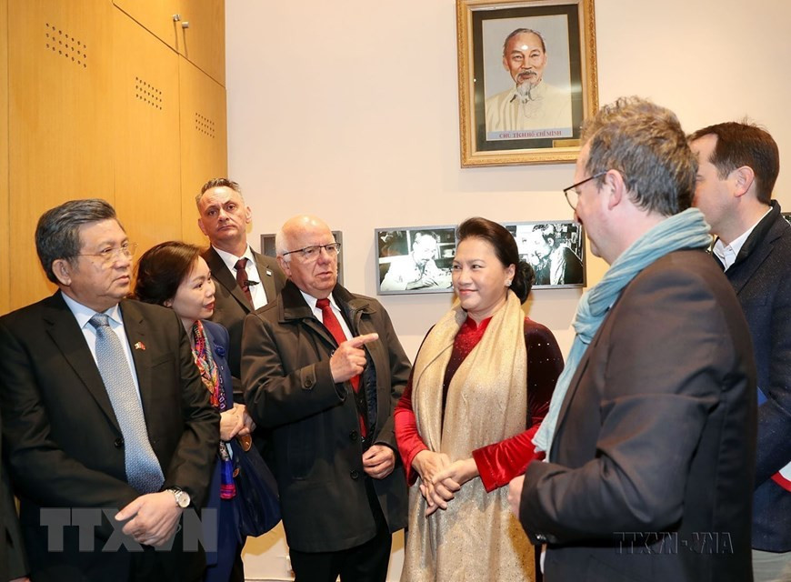 Trong chuyến thăm chính thức Cộng hòa Pháp, sáng 31/3/2019, Chủ tịch Quốc hội Nguyễn Thị Kim Ngân đến đặt hoa tại Tượng đài Chủ tịch Hồ Chí Minh, trồng cây lưu niệm và thăm không gian Hồ Chí Minh tại Công viên Montreau, thành phố Montreuil, thủ đô Paris. (Ảnh: Trọng Đức/TTXVN) Trong chuyến thăm chính thức Cộng hòa Pháp, sáng 31/3/2019, Chủ tịch Quốc hội Nguyễn Thị Kim Ngân đến đặt hoa tại Tượng đài Chủ tịch Hồ Chí Minh, trồng cây lưu niệm và thăm không gian Hồ Chí Minh tại Công viên Montreau, thành phố Montreuil, thủ đô Paris. (Ảnh: Trọng Đức/TTXVN)