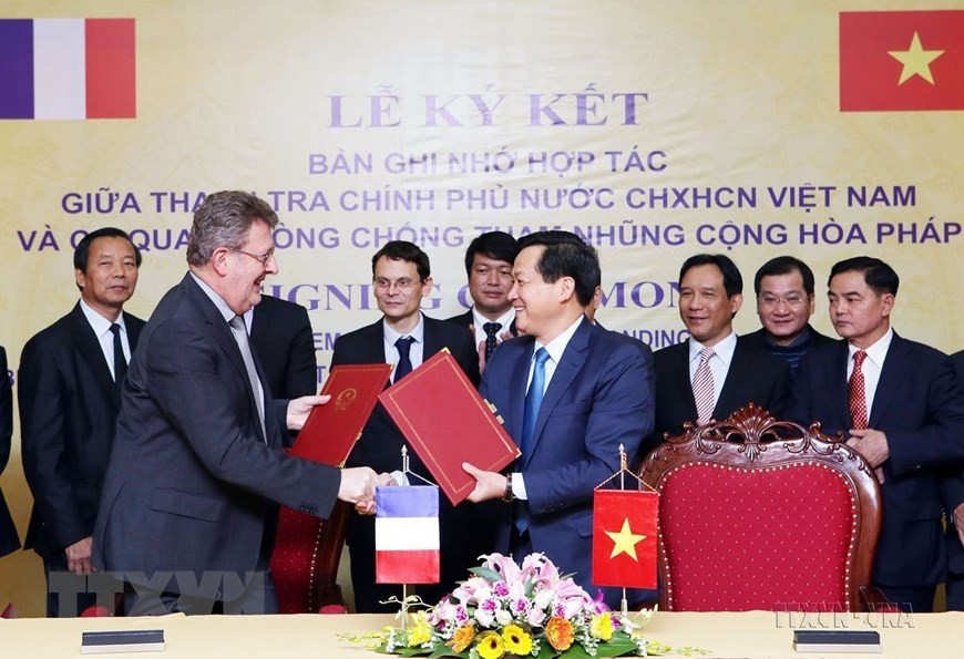 Tổng Thanh tra Chính phủ Lê Minh Khái và Giám đốc Cơ quan Phòng chống tham nhũng Pháp Charles Duchanie ký kết thỏa thuận hợp tác (Hà Nội, 15/1/2018). (Ảnh: Nguyễn Dân/TTXVN) Tổng Thanh tra Chính phủ Lê Minh Khái và Giám đốc Cơ quan Phòng chống tham nhũng Pháp Charles Duchanie ký kết thỏa thuận hợp tác (Hà Nội, 15/1/2018). (Ảnh: Nguyễn Dân/TTXVN)