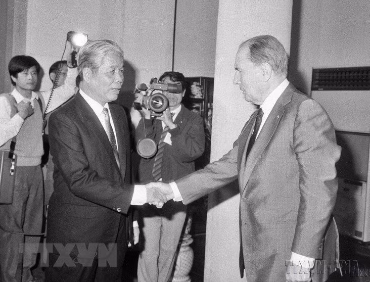 Tổng Bí thư Đỗ Mười tiếp Tổng thống Pháp Francois Mitterrand thăm hữu nghị Việt Nam (Hà Nội, 9/2/1993). (Ảnh: Kim Hùng/TTXVN)