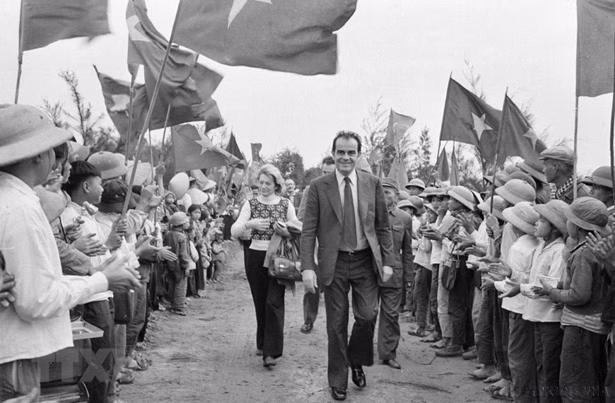 Trong 2 ngày 13-14/11/1973, Tổng Bí thư Georges Marchais cùng Đoàn đại biểu Đảng Cộng sản Pháp thăm khu vực Vĩnh Linh. (Ảnh: TTXVN)