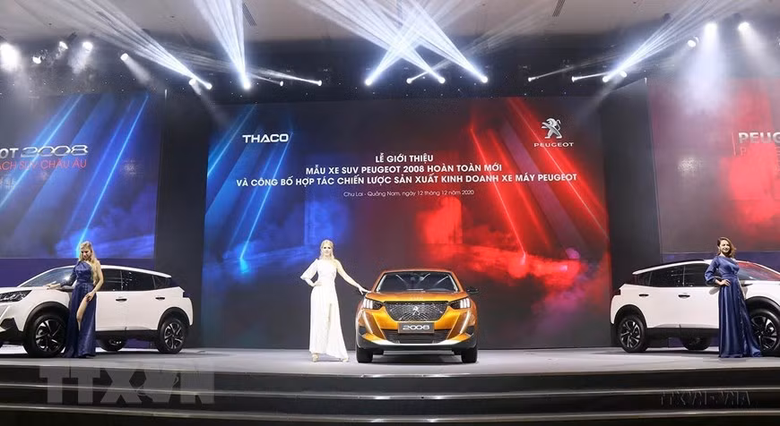 Ngày 12/12/2020, Công ty Cổ phần Ôtô Trường Hải (THACO) chính thức công bố hợp tác chiến lược sản xuất kinh doanh xe máy Peugeot và giới thiệu mẫu xe máy Peugeot Django. Đồng thời, giới thiệu mẫu xe SUV Peugeot 2008 hoàn toàn mới. Đây là sự kiện đánh dấu 210 năm thương hiệu Peugeot của Pháp và 100 năm tạo dấu ấn thương hiệu này tại Việt Nam. (Ảnh: Trần Tĩnh/TTXVN)