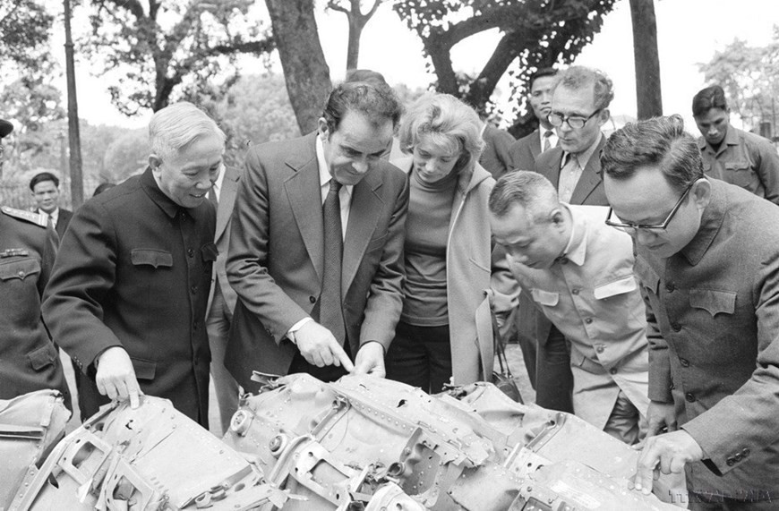 Sáng 12/11/1973, Tổng Bí thư Georges Marchais cùng Đoàn đại biểu Đảng Cộng sản Pháp đến xem xác máy bay B.52 của Mỹ bị quân và dân Hà Nội bắn rơi đêm 26/12/1972. (Ảnh: TTXVN) Sáng 12/11/1973, Tổng Bí thư Georges Marchais cùng Đoàn đại biểu Đảng Cộng sản Pháp đến xem xác máy bay B.52 của Mỹ bị quân và dân Hà Nội bắn rơi đêm 26/12/1972. (Ảnh: TTXVN)