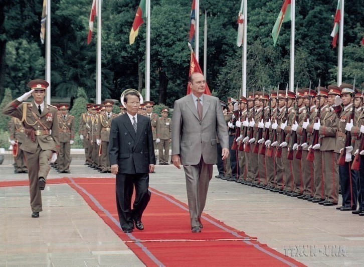 Chủ tịch nước Trần Đức Lương chủ trì Lễ đón Tổng thống Pháp Jacques Chirac thăm chính thức Việt Nam và dự Hội nghị Cấp cao Diễn đàn Á-Âu lần thứ 5 (ASEM 5), từ ngày 6-8/10/2004. (Ảnh: Nguyễn Khang/TTXVN) Chủ tịch nước Trần Đức Lương chủ trì Lễ đón Tổng thống Pháp Jacques Chirac thăm chính thức Việt Nam và dự Hội nghị Cấp cao Diễn đàn Á-Âu lần thứ 5 (ASEM 5), từ ngày 6-8/10/2004. (Ảnh: Nguyễn Khang/TTXVN)