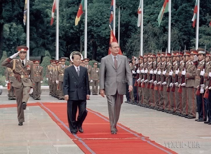 Chủ tịch nước Trần Đức Lương chủ trì Lễ đón Tổng thống Pháp Jacques Chirac thăm chính thức Việt Nam và dự Hội nghị Cấp cao Diễn đàn Á-Âu lần thứ 5 (ASEM 5), từ ngày 6-8/10/2004. (Ảnh: Nguyễn Khang/TTXVN)