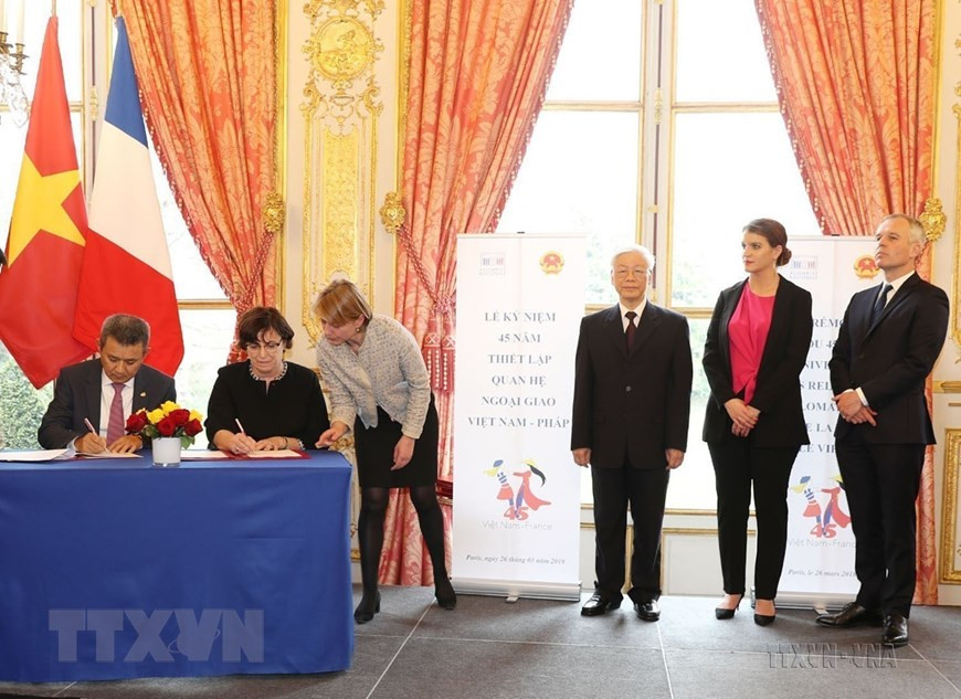 Tổng Bí thư Nguyễn Phú Trọng và Chủ tịch Quốc hội Pháp Francois de Rugy chứng kiến lễ ký Hợp đồng sửa chữa, đại tu động cơ giữa Việt Nam Airlines với Air France và Công ty Kỹ thuật máy bay Air France Industry, trong chuyến thăm chính thức Cộng hòa Pháp (Paris, 26/3/2018). (Ảnh: Trí Dũng/TTXVN) Tổng Bí thư Nguyễn Phú Trọng và Chủ tịch Quốc hội Pháp Francois de Rugy chứng kiến lễ ký Hợp đồng sửa chữa, đại tu động cơ giữa Việt Nam Airlines với Air France và Công ty Kỹ thuật máy bay Air France Industry, trong chuyến thăm chính thức Cộng hòa Pháp (Paris, 26/3/2018). (Ảnh: Trí Dũng/TTXVN)