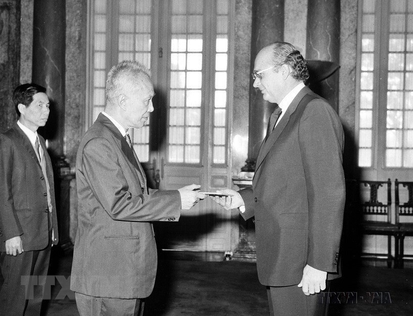 Ngày 6/12/1978, Đại sứ đặc mệnh toàn quyền nước Cộng hòa Pháp tại Việt Nam Michel Combal trình quốc thư lên Phó Chủ tịch nước Nguyễn Hữu Thọ. (Ảnh: Thế Trung/TTXVN) Ngày 6/12/1978, Đại sứ đặc mệnh toàn quyền nước Cộng hòa Pháp tại Việt Nam Michel Combal trình quốc thư lên Phó Chủ tịch nước Nguyễn Hữu Thọ. (Ảnh: Thế Trung/TTXVN)
